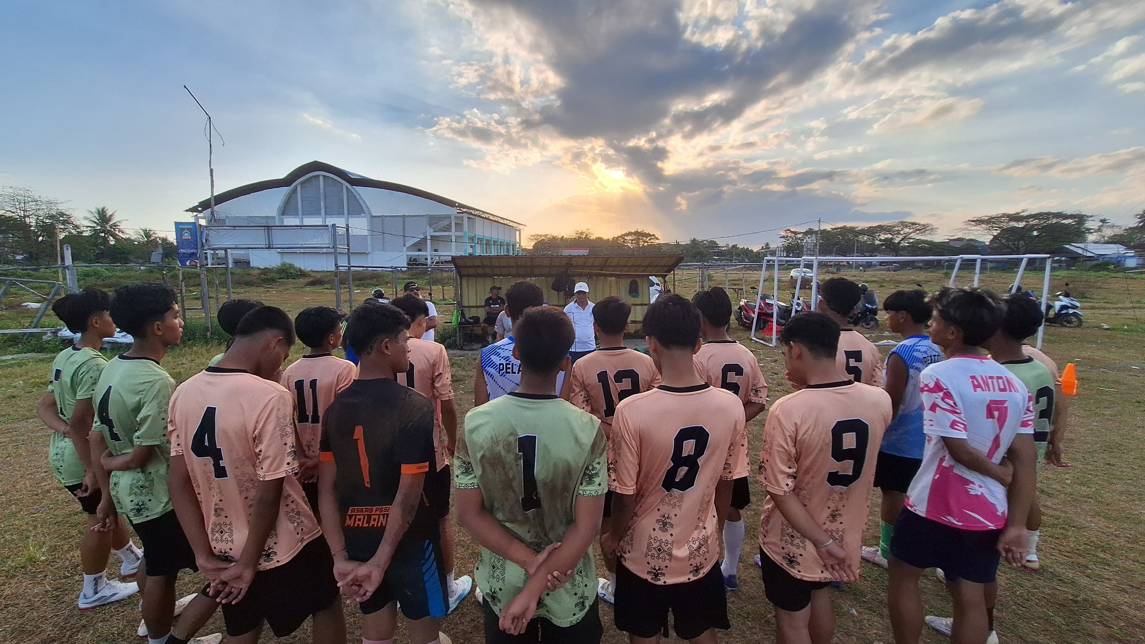 Kobarkan Semangat: Zainal Arifin dan Ketua PSSI Kukuhkan Kesiapan Skuad Sepak Bola Lombok Tengah Di Ajang Porprov