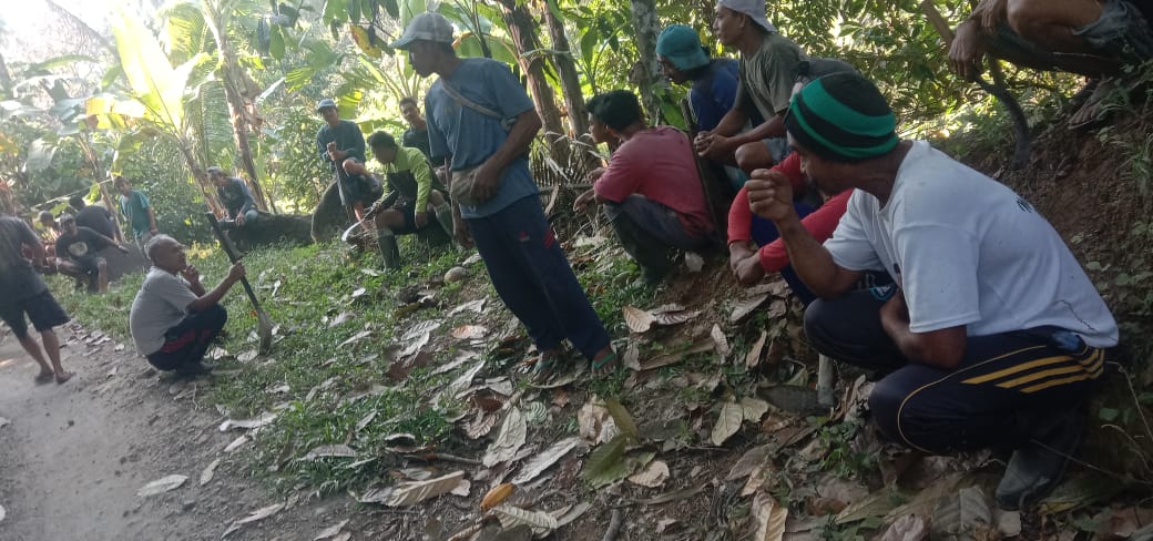 Masyarakat dusun jangkar ramai ramai keluhkan jalan ke kampungnya di karenakan sudah hampir 25 tahun tidak pernah di perhatikan oleh Pemda lombok Utara