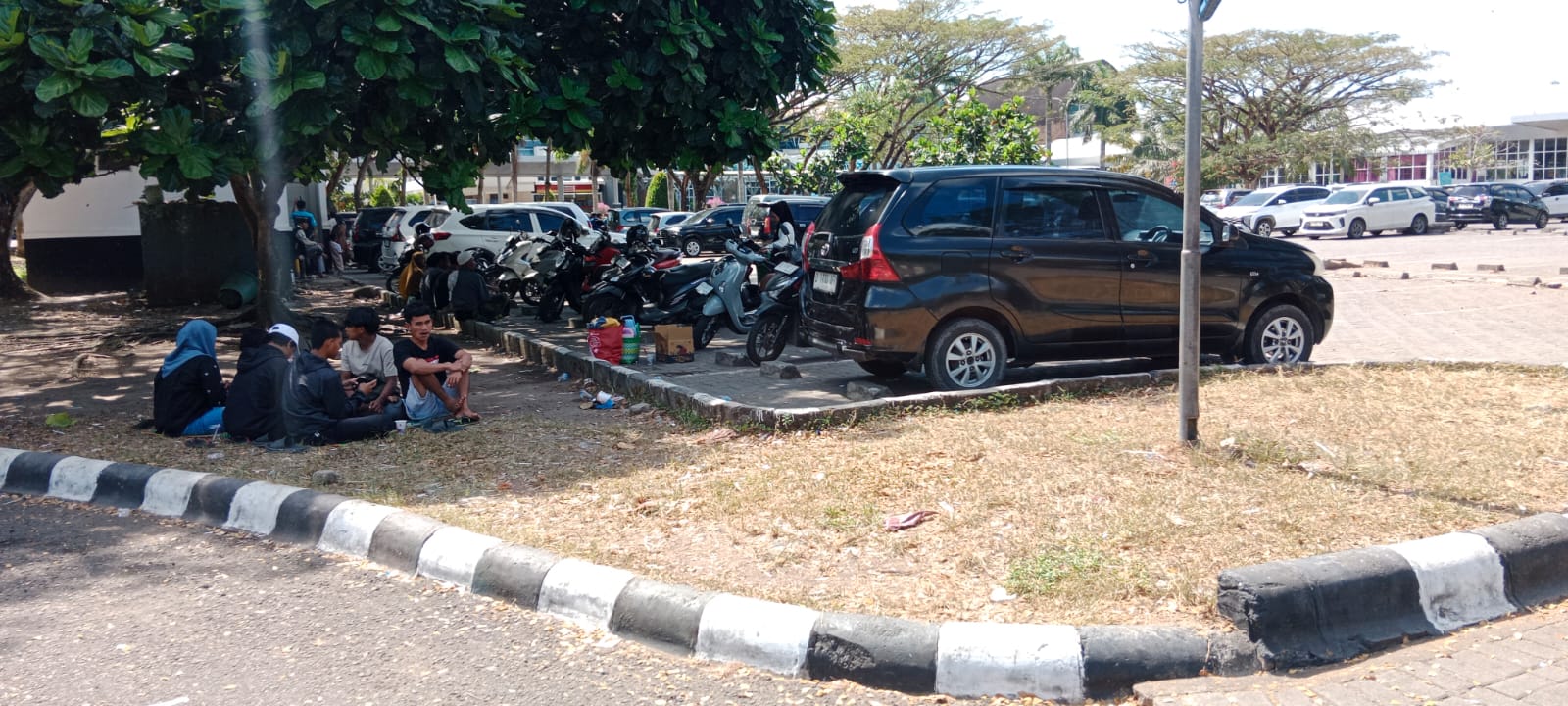 Pengelolaan Parkir dan Penataan Pedagang di Bandara Internasional Lombok Dikeluhkan, Dinilai Tak Sesuai Tata Tertib