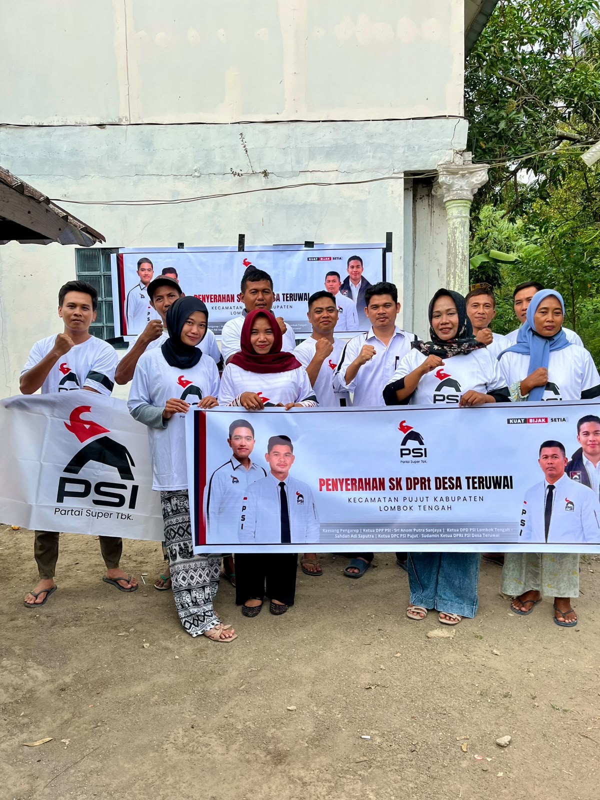 PSI Lombok Tengah Serahkan SK DPRt Pertama di Desa Teruwai, Anom: Awal Konsolidasi Hingga Pelosok Daerah