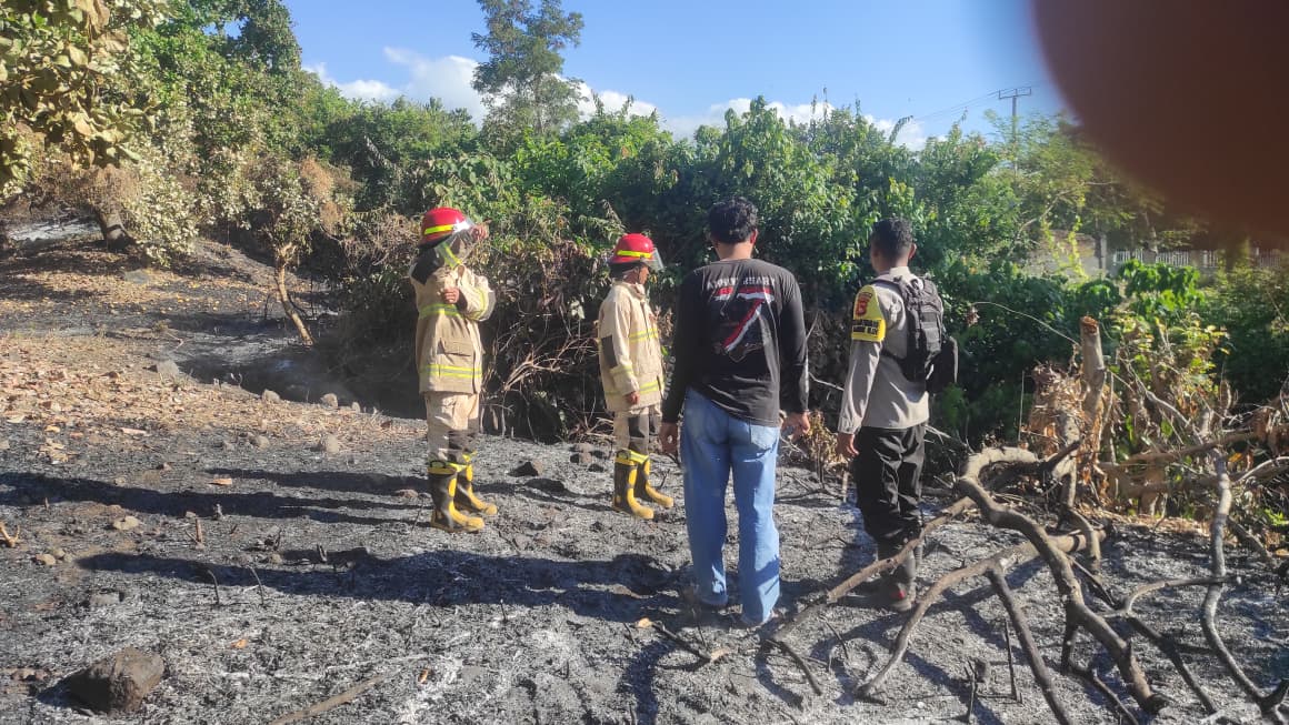 Gerak Cepat Babinsa sambik Elen Dalam Membantu Warga Padamkan Api