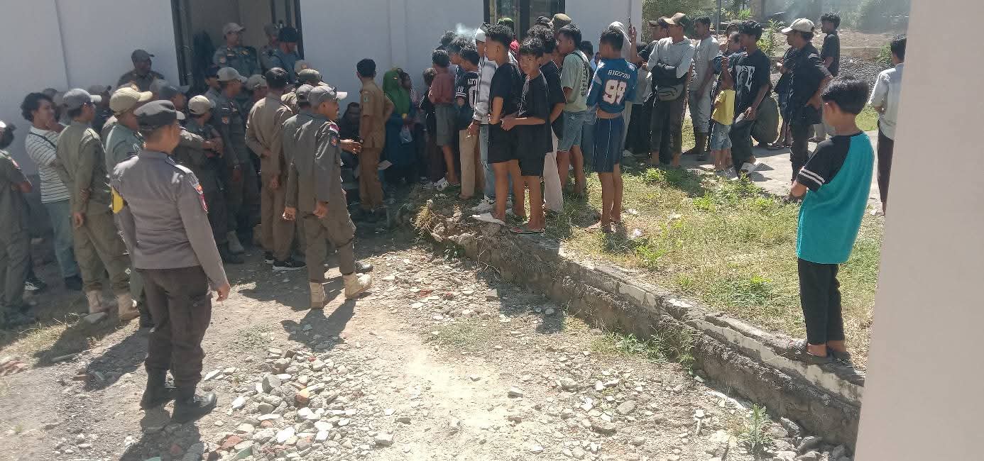 Masyarakat demo karena kecewa terhadap kinerja kepala desa hingga meminta supaya desanya segera di audit.