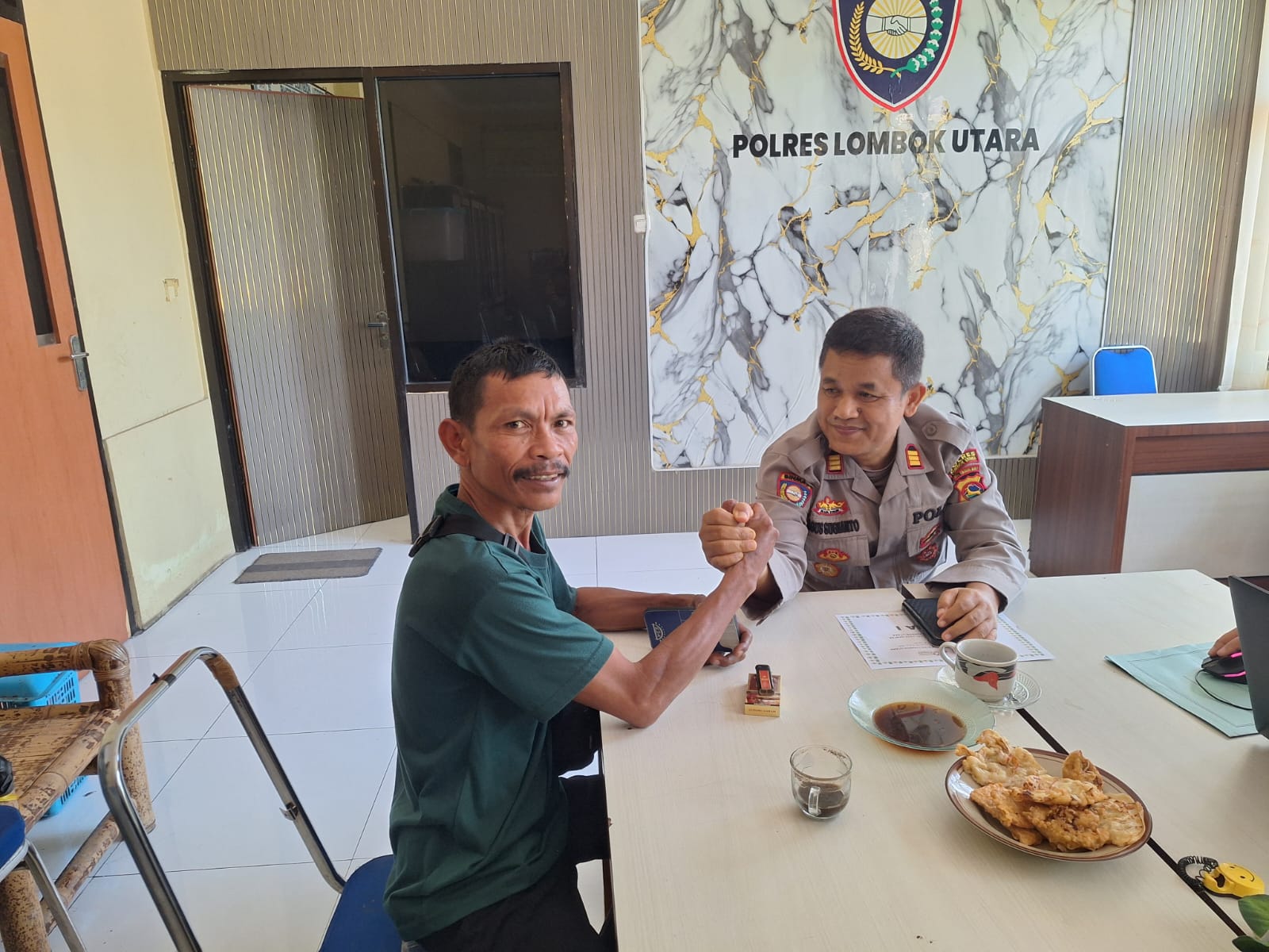 Perkuat sinergi dengan aparat Kabiro lombok Utara berkunjung ke ruangan kepala satuan binmas (sat binmas) polres lombok Utara