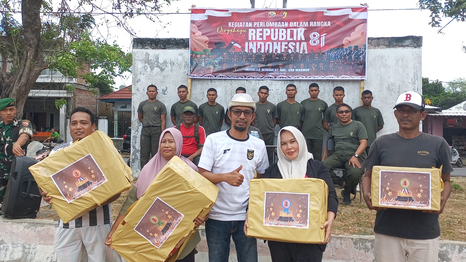 Danbrigif TP 31/PS Bangga Melihat Antusiasme Masyarakat Meriahkan Perlombaan HUT Ke-81 Kemerdekaan Republik Indonesia di Lapangan Calabai