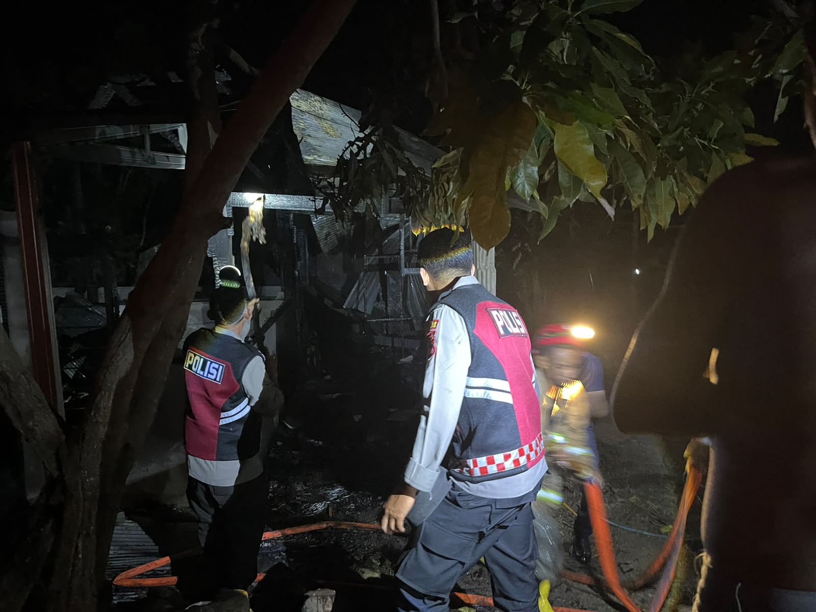 Binmas Polsek bayan bersama damkar sigap padamkan kebakaran rumah warga di dusun telaga banyak kecamatan bayan kabupaten Lombok Utara pada Rabu 15 juli 2026